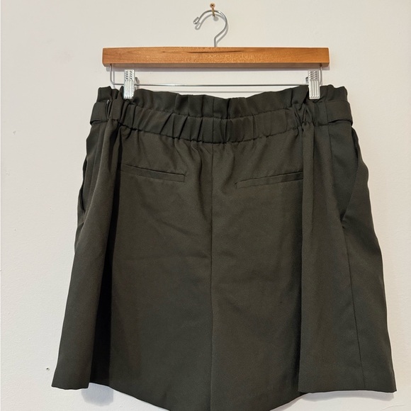 Belted high waisted shorts - Picture 2 of 3